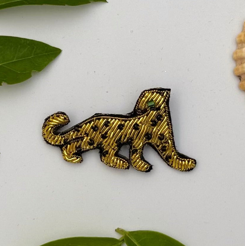 Broche guépard doré brodée main – bijou artisanal félin sauvage fils dorés perles métalliques – Tawus