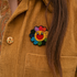 Broche Happy Flower brodée à la main portée – accessoire mode fleur hippie joyeuse artisanal unique – Tawus