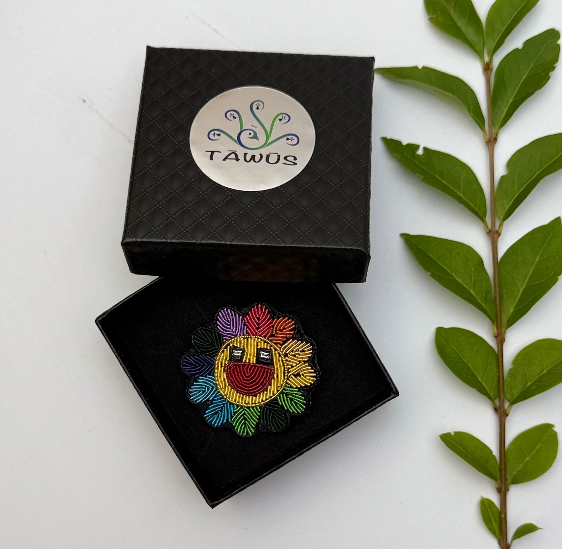 Broche Happy Flower fait main dans son écrin – cadeau original bijou fleur colorée broderie artisanale – Tawus