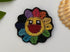 Broche Happy Flower brodée main – bijou artisanal fleur souriante perles et fils colorés – Tawus
