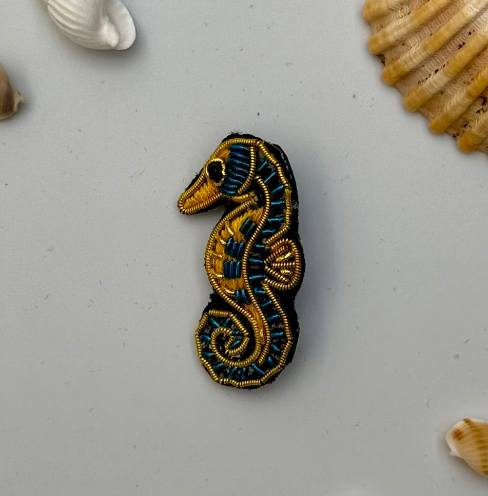 Broche hippocampe brodée main – bijou artisanal cheval de mer océan perles et fils colorés – Tawus