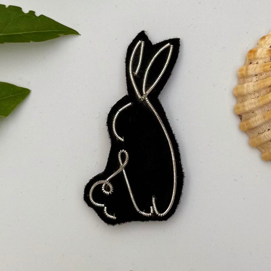 Broche lapin brodée main – bijou artisanal lapin kawaii perles et fils pastel cadeau original – Tawus