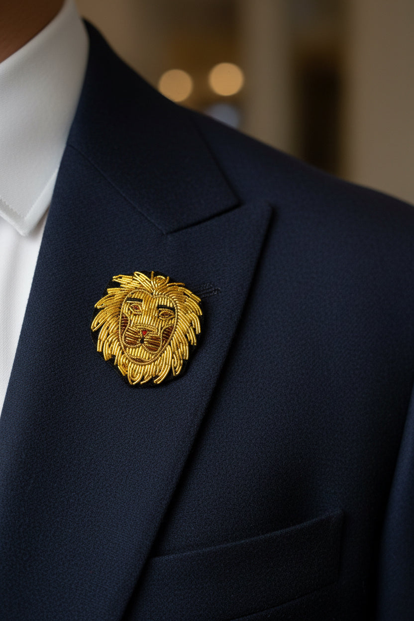 Broche Lion brodée à la main portée – accessoire mode zodiaque artisanal unique – Tawus