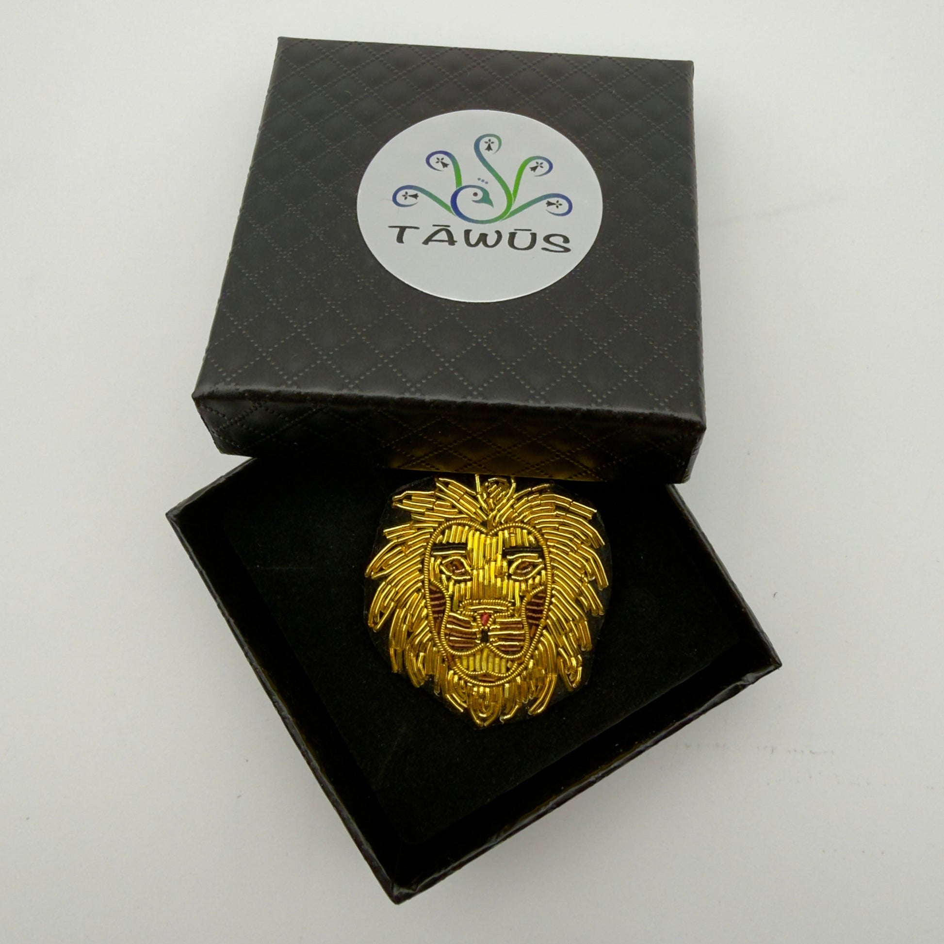 Broche Lion fait main dans son écrin – cadeau anniversaire astrologie bijou brodé – Tawus