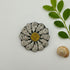 Broche marguerite brodée main – bijou artisanal fleur blanche perles et fils métalliques – Tawus