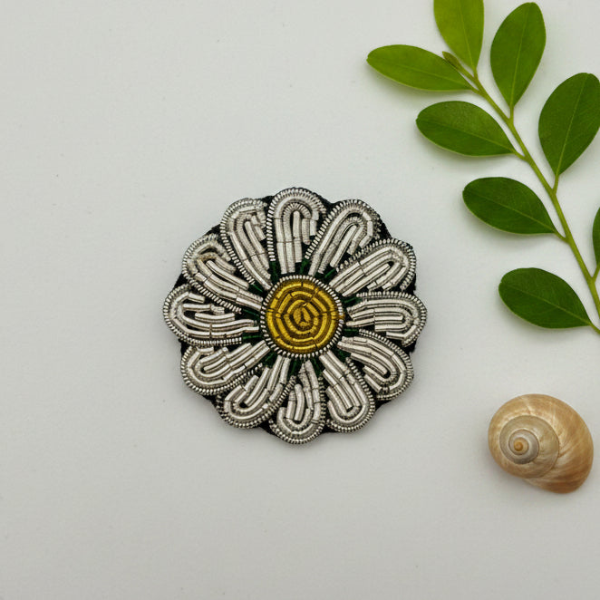 Broche marguerite brodée main – bijou artisanal fleur blanche perles et fils métalliques – Tawus