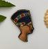 Broche Néfertiti brodée main – bijou artisanal reine Égypte antique perles et fils métalliques – Tawus