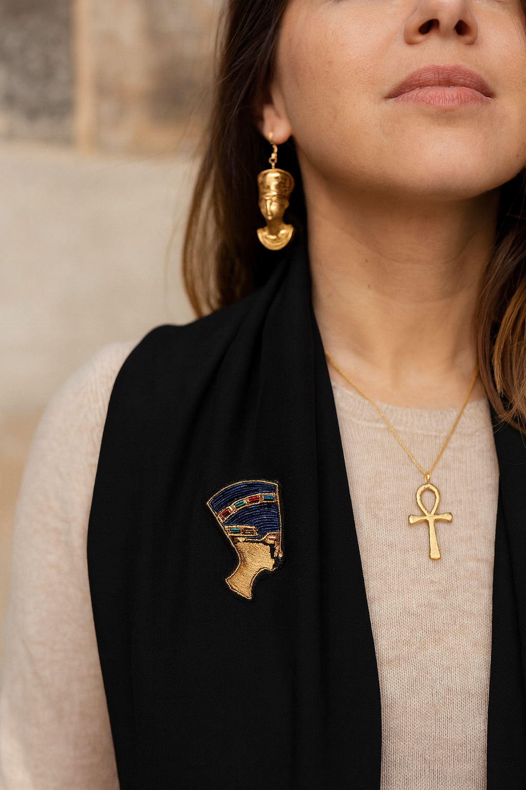Broche Néfertiti brodée à la main portée – accessoire mode reine Égypte antique élégance artisanal unique – Tawus