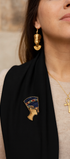Broche Néfertiti brodée à la main portée – accessoire mode reine Égypte antique élégance artisanal unique – Tawus