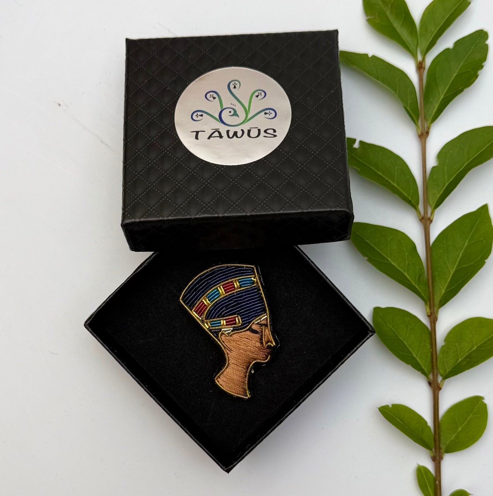 Broche Néfertiti fait main dans son écrin – cadeau original bijou reine Égypte antique broderie artisanale – Tawus