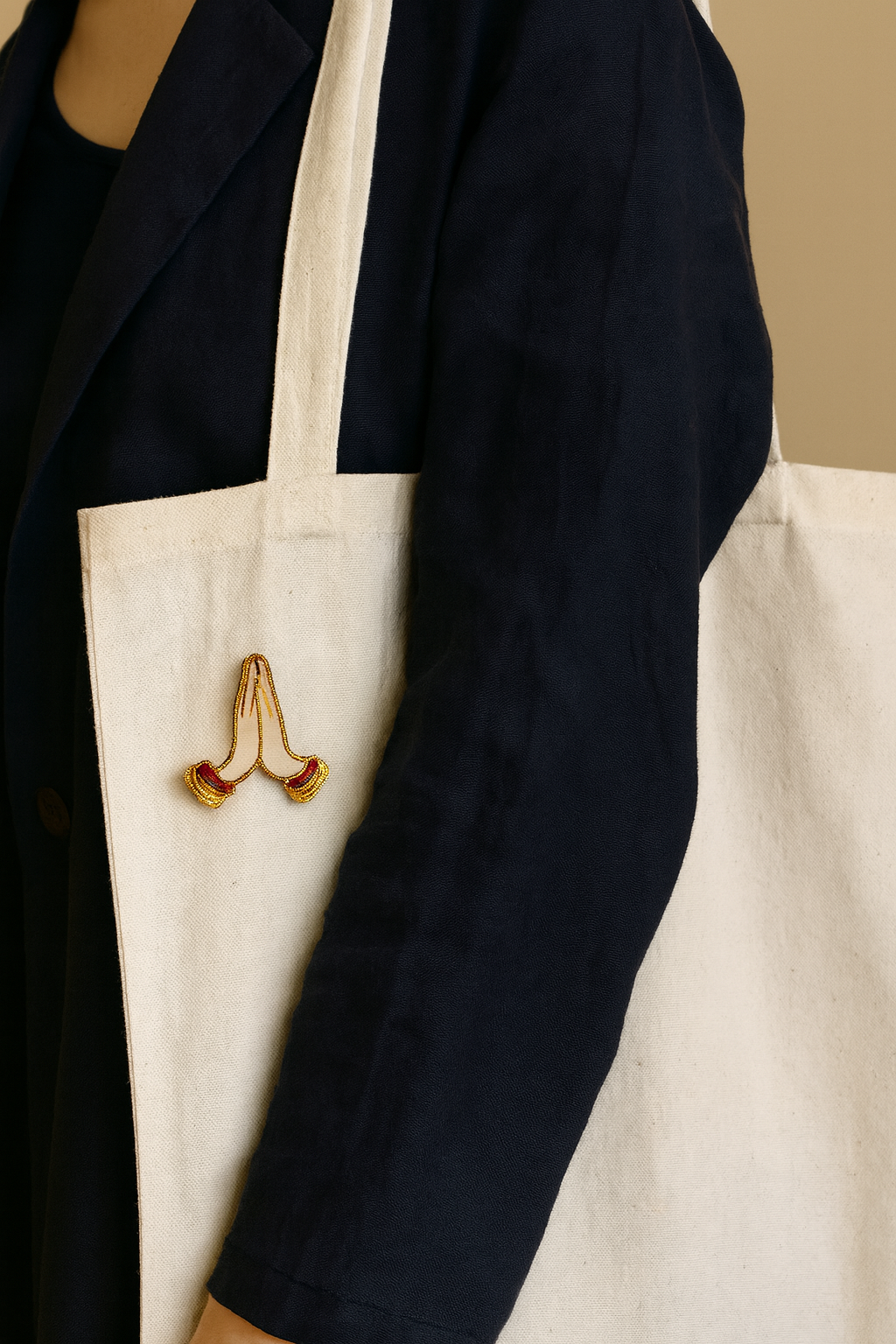 Broche Namasté brodée à la main portée – accessoire mode yoga méditation spiritualité bien-être artisanal unique – Tawus
