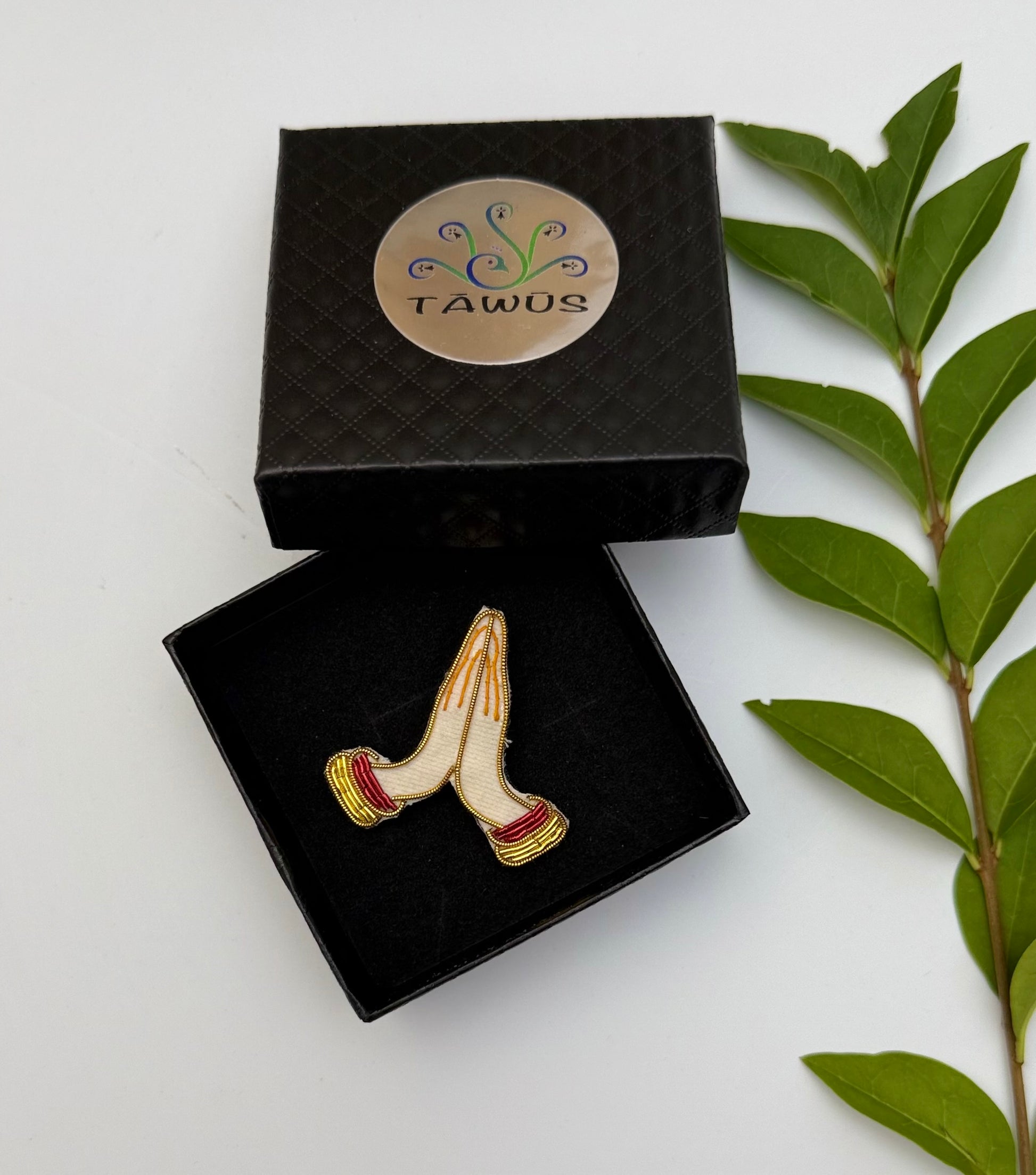 Broche Namasté fait main dans son écrin – cadeau original bijou yoga méditation spiritualité broderie artisanale – Tawus
