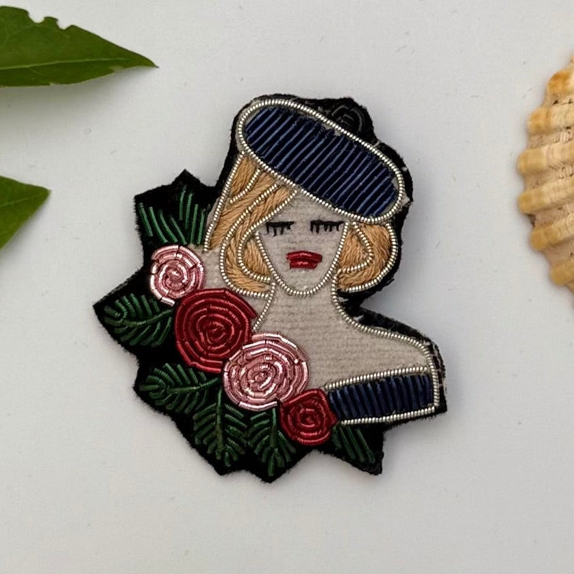 Broche Parisienne brodée main – bijou artisanal femme élégante Paris perles et fils métalliques – Tawus