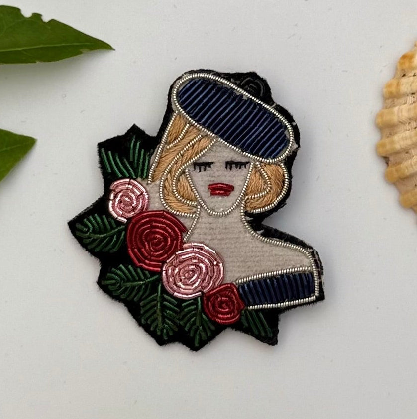 Broche Parisienne brodée main – bijou artisanal femme élégante Paris perles et fils métalliques – Tawus
