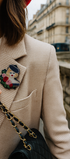 Broche Parisienne brodée à la main portée – accessoire mode femme chic Paris French style artisanal unique – Tawus