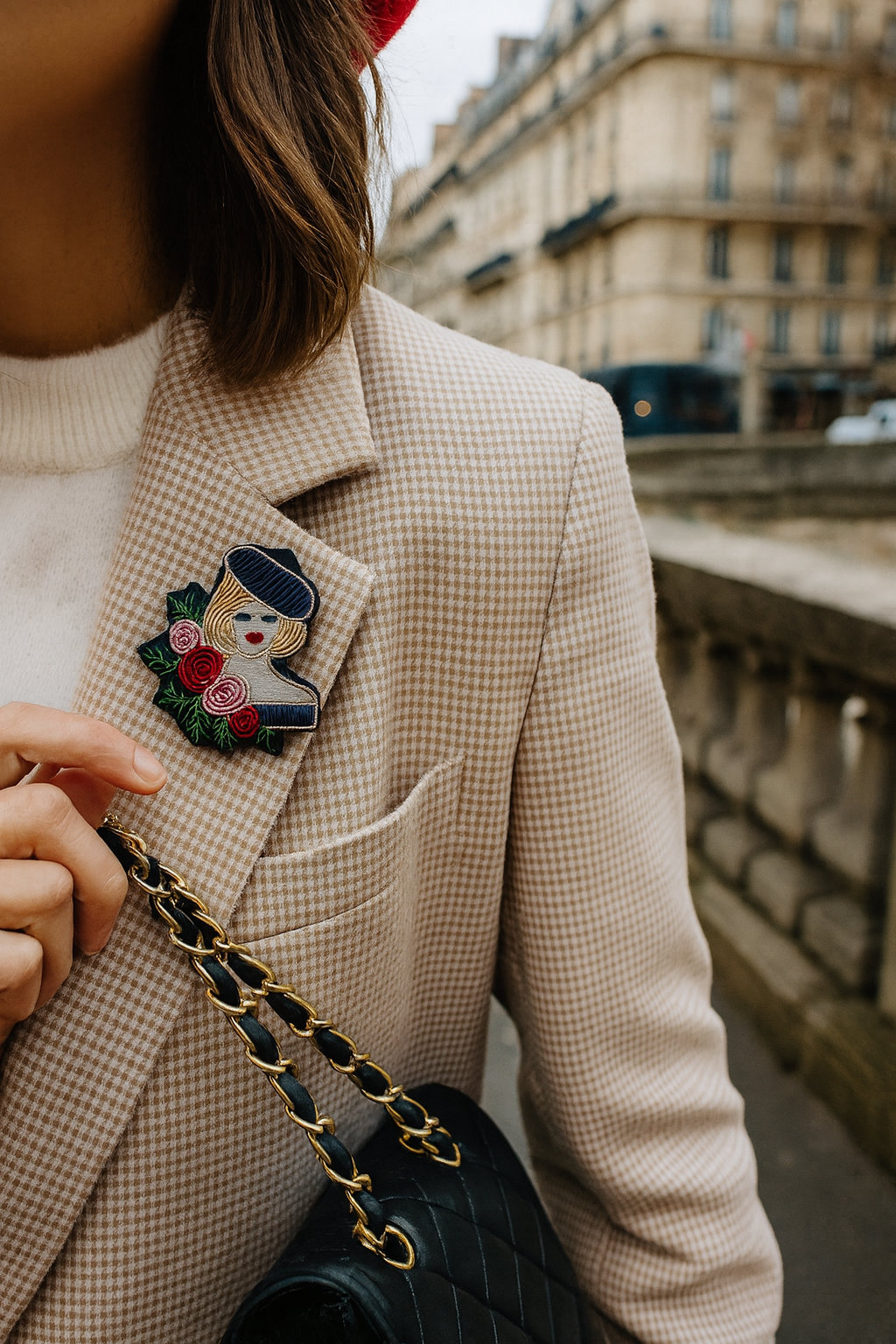 Broche Parisienne brodée à la main portée – accessoire mode femme chic Paris French style artisanal unique – Tawus