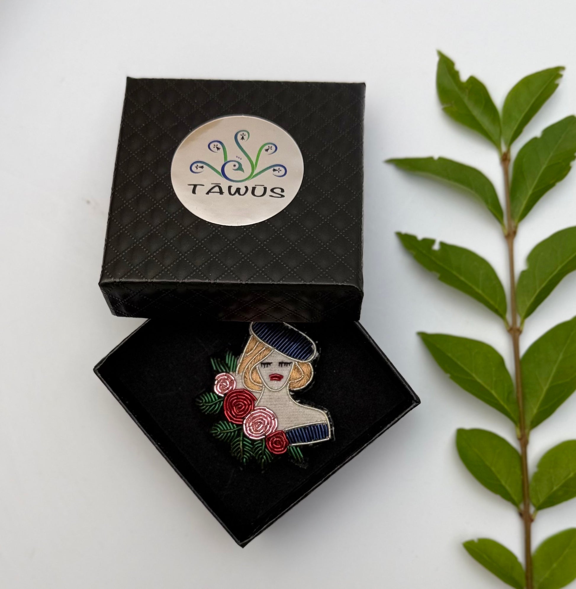 Broche Parisienne fait main dans son écrin – cadeau original bijou femme élégante Paris broderie artisanale – Tawus