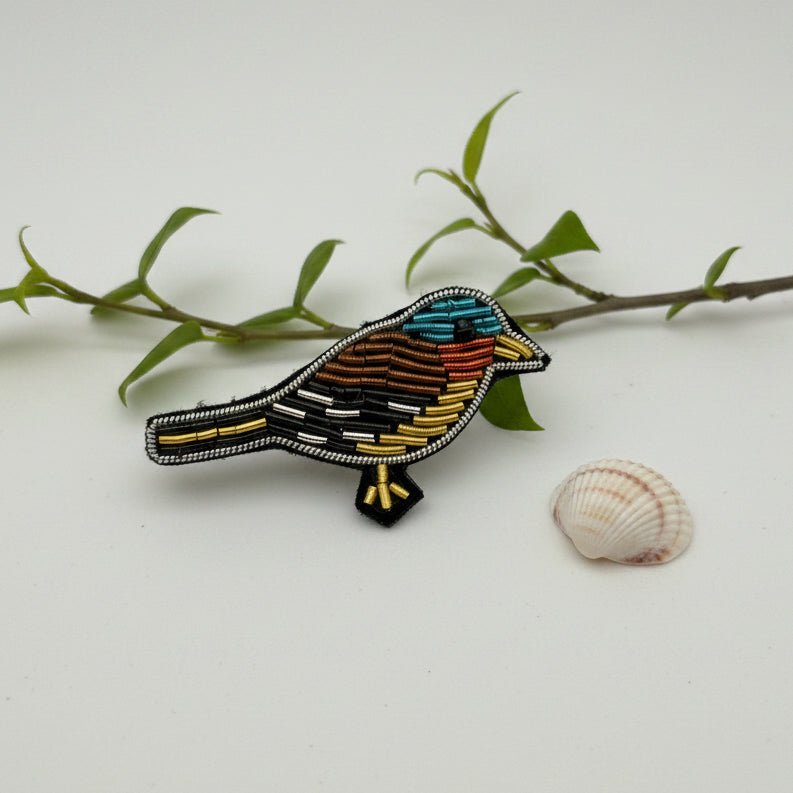 Broche pinson brodée main – bijou artisanal oiseau perles et fils métalliques – Tawus