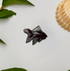 Broche poisson rouge brodée main – bijou artisanal animal aquatique perles et fils métalliques – Tawus