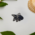 Broche poisson brodée main – bijou artisanal animal aquatique perles et fils métalliques – Tawus