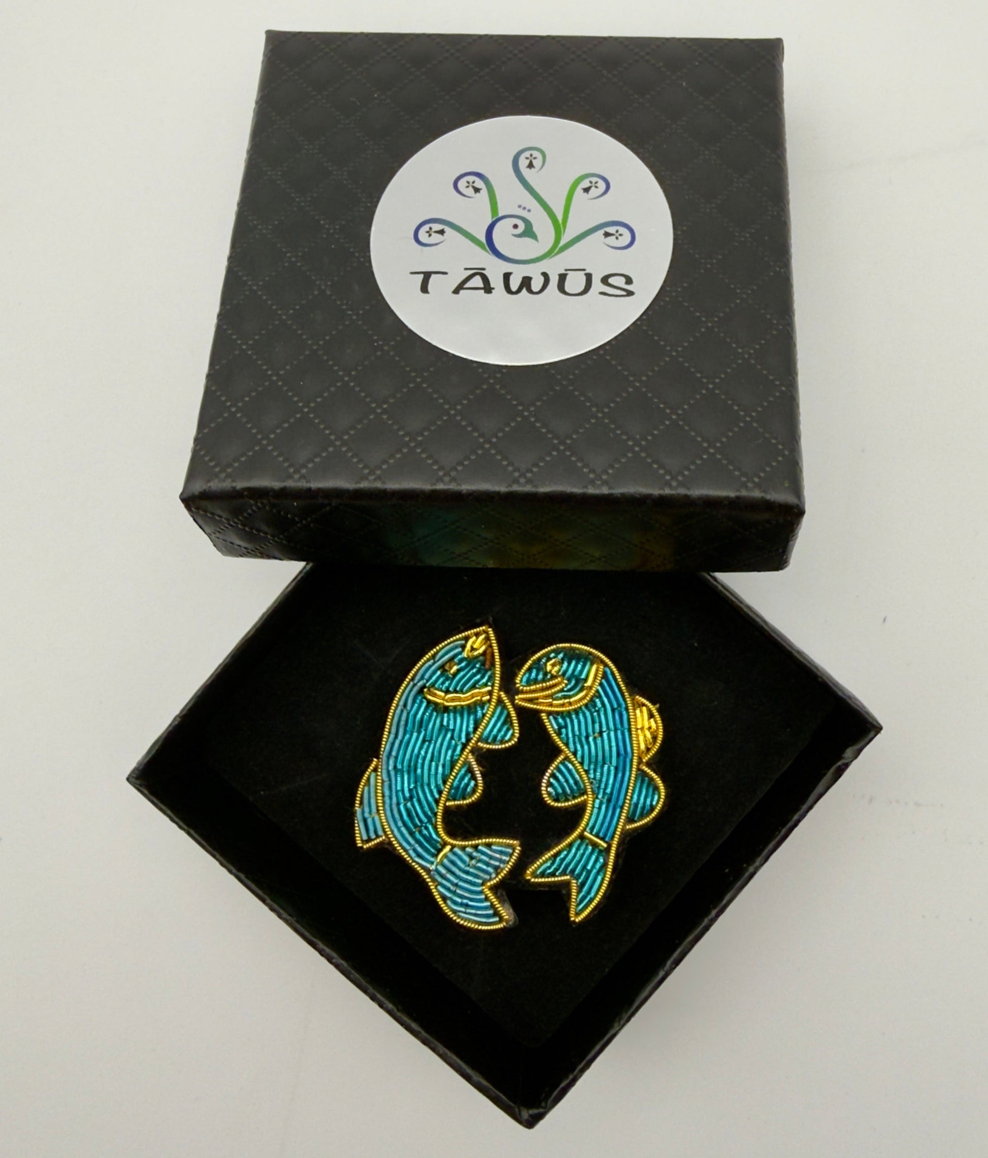 Broche Poisson fait main dans son écrin – cadeau anniversaire astrologie bijou brodé – Tawus