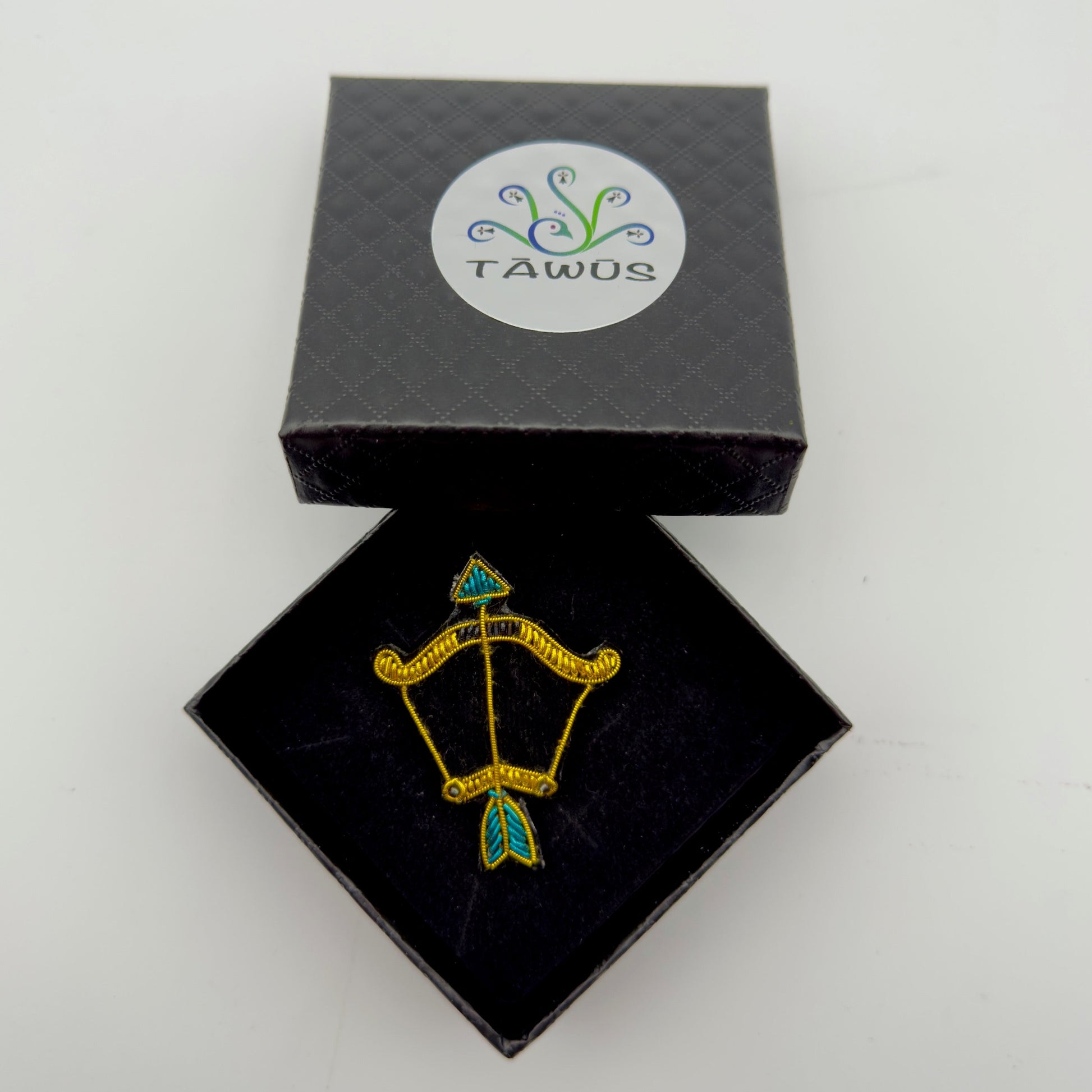 Broche Sagittaire fait main dans son écrin – cadeau anniversaire astrologie bijou brodé – Tawus
