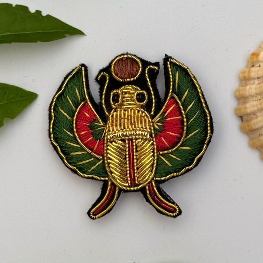 Broche scarabée sacré brodée main – bijou artisanal Égypte antique talisman perles et fils métalliques – Tawus