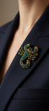 Broche Scorpion brodée à la main portée – accessoire mode zodiaque artisanal unique – Tawus