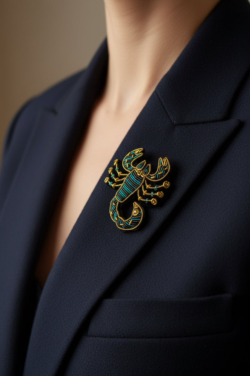Broche Scorpion brodée à la main portée – accessoire mode zodiaque artisanal unique – Tawus