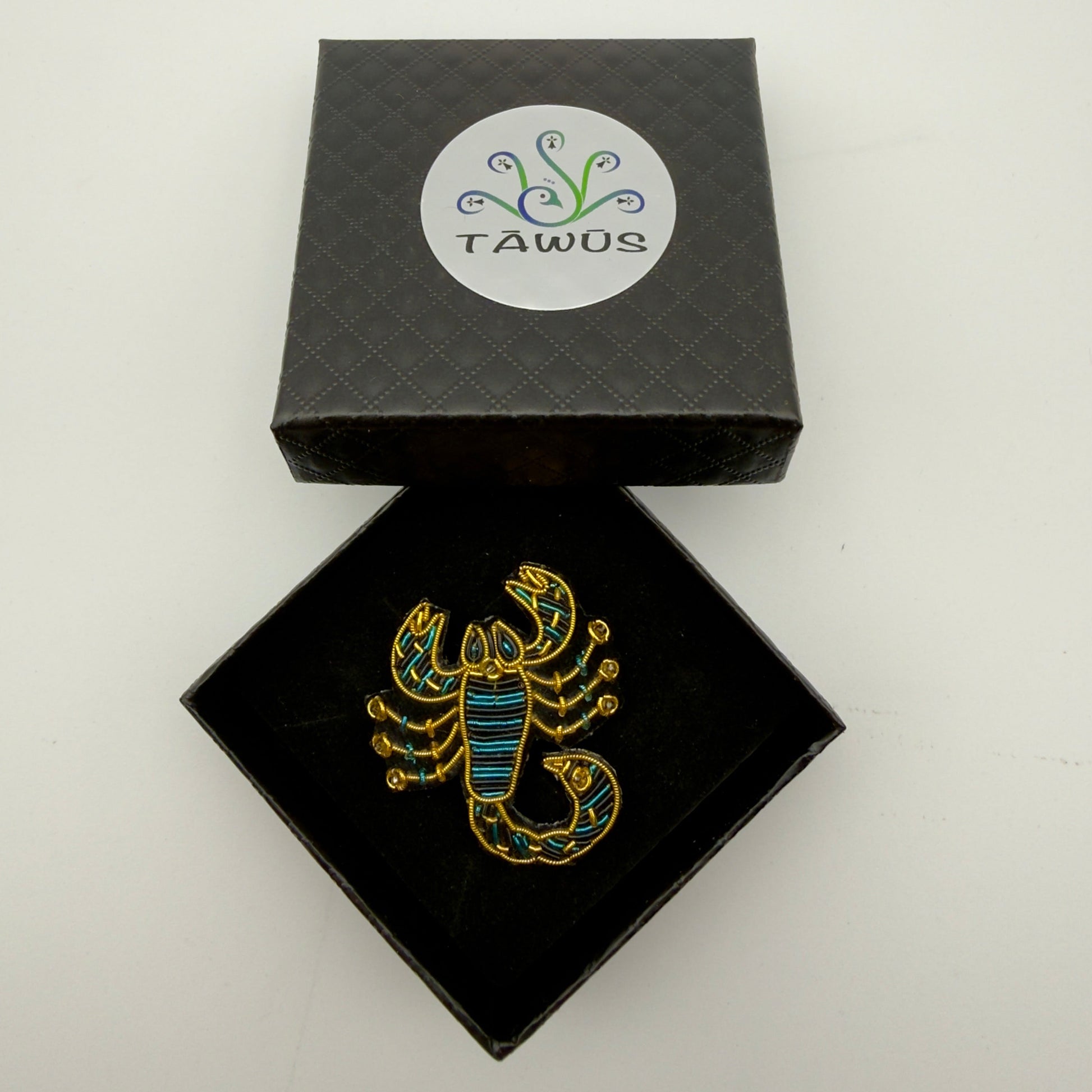 Broche Scorpion fait main dans son écrin – cadeau anniversaire astrologie bijou brodé – Tawus