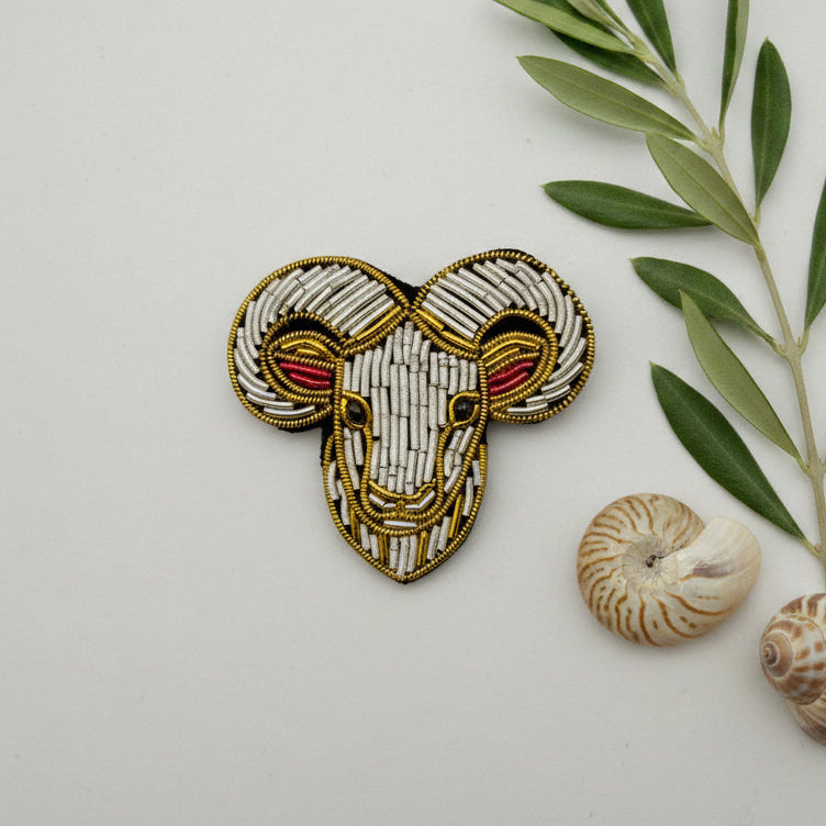 Broche signe astrologique Bélier brodée main – bijou artisanal perles et fils métalliques – Tawus
