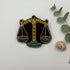 Broche signe astrologique Balance brodée main – bijou artisanal perles et fils métalliques – Tawus