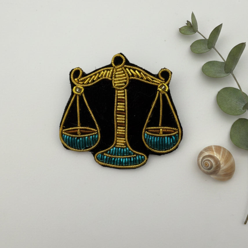 Broche signe astrologique Balance brodée main – bijou artisanal perles et fils métalliques – Tawus