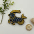 Broche signe astrologique Capricorne brodée main – bijou artisanal perles et fils métalliques – Tawus