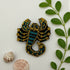 Broche signe astrologique Scorpion brodée main – bijou artisanal perles et fils métalliques – Tawus
