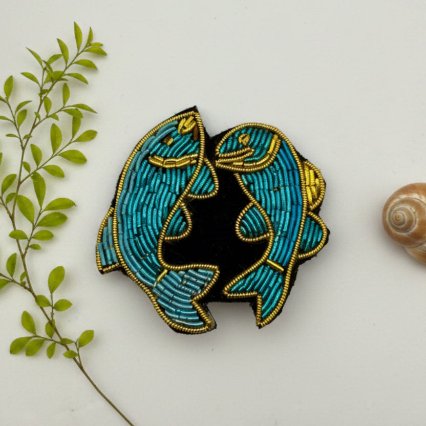 Broche signe astrologique Poisson brodée main – bijou artisanal perles et fils métalliques – Tawus