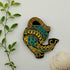 Broche signe astrologique Verseau brodée main – bijou artisanal perles et fils métalliques – Tawus