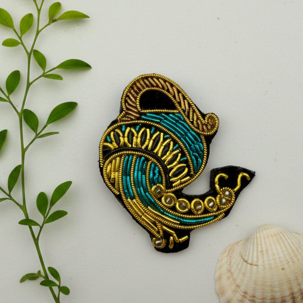 Broche signe astrologique Verseau brodée main – bijou artisanal perles et fils métalliques – Tawus