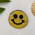 Broche smiley brodée main – bijou artisanal sourire emoji perles et fils colorés – Tawus