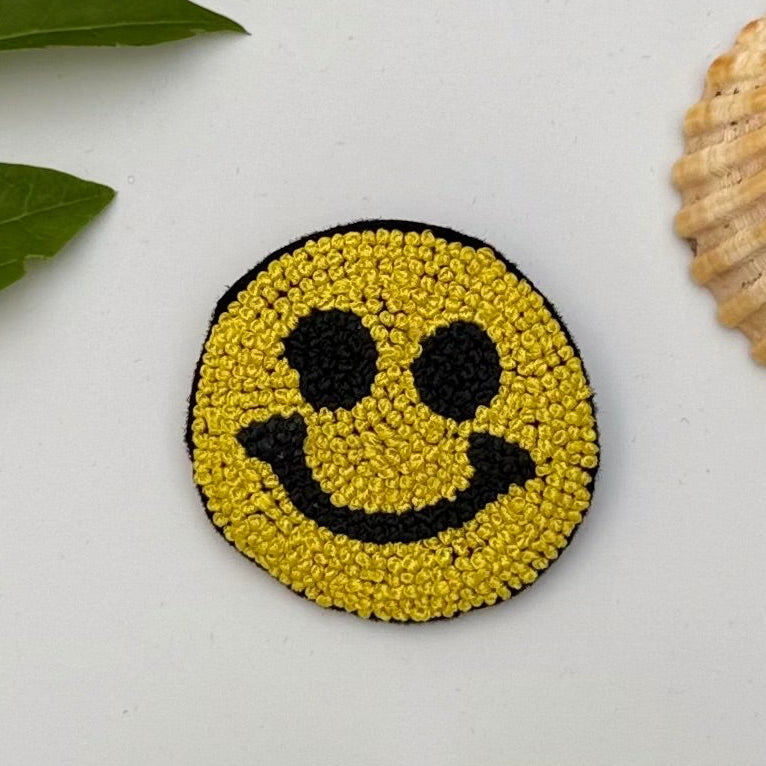 Broche smiley brodée main – bijou artisanal sourire emoji perles et fils colorés – Tawus