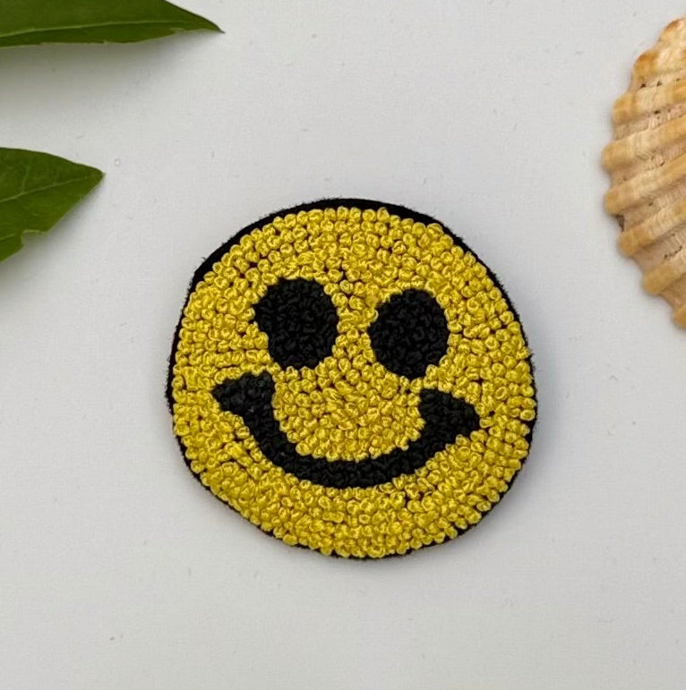 Broche smiley brodée main – bijou artisanal sourire emoji perles et fils colorés – Tawus