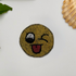 Broche smiley clin d'œil brodée main – bijou artisanal emoji perles et fils métalliques – Tawus