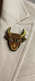 Broche Taureau brodée à la main portée – accessoire mode zodiaque artisanal unique – Tawus
