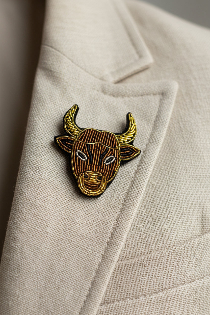 Broche Taureau brodée à la main portée – accessoire mode zodiaque artisanal unique – Tawus