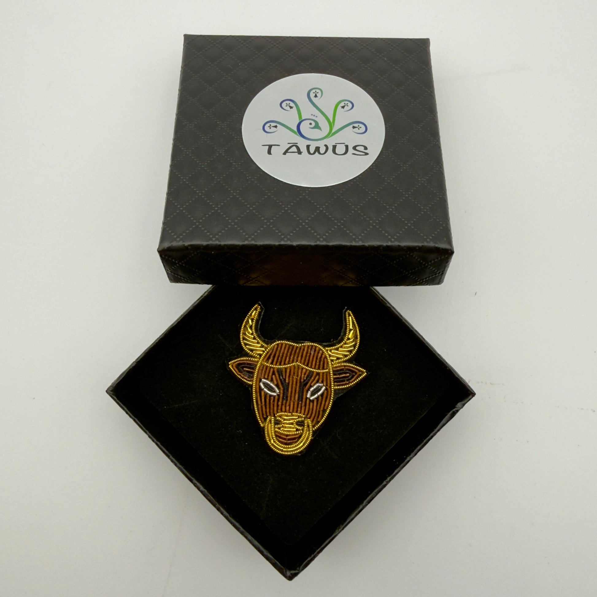 Broche Taureau fait main dans son écrin – cadeau anniversaire astrologie bijou brodé – Tawus