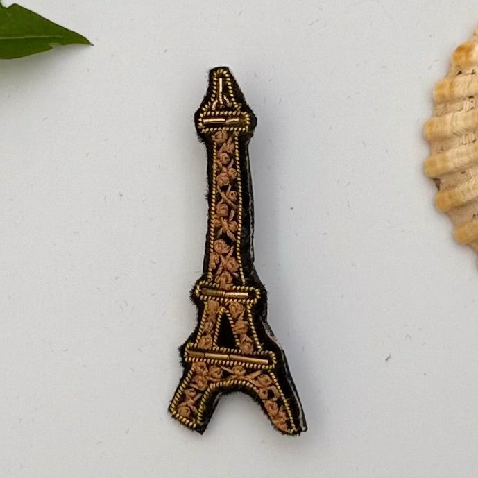 Broche Tour Eiffel brodée main – bijou artisanal Paris monument emblématique perles et fils métalliques – Tawus