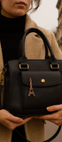 Broche Tour Eiffel brodée à la main portée – accessoire mode Paris monument French style artisanal unique – Tawus
