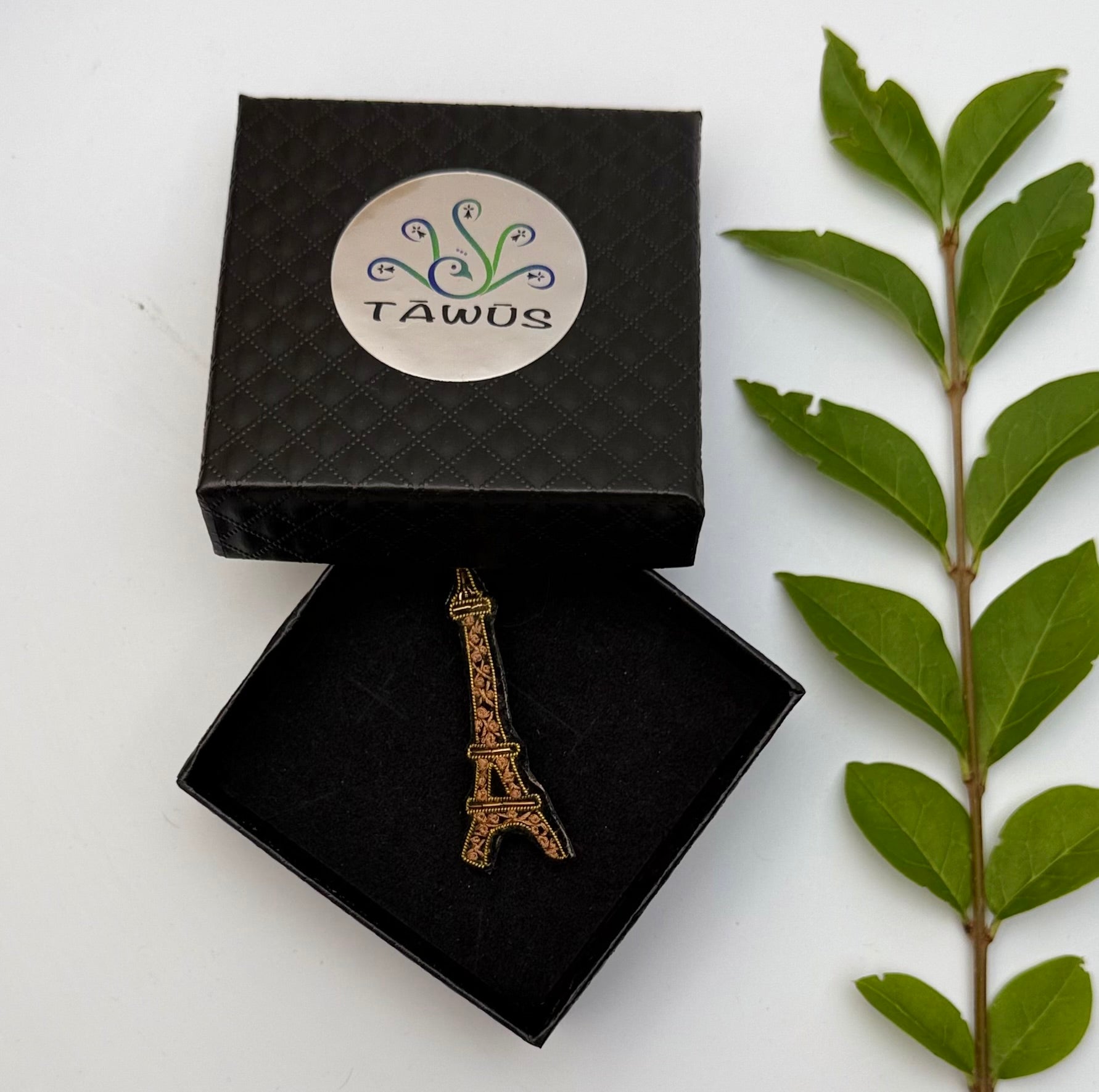 Broche Tour Eiffel fait main dans son écrin – cadeau original bijou Paris monument broderie artisanale – Tawus