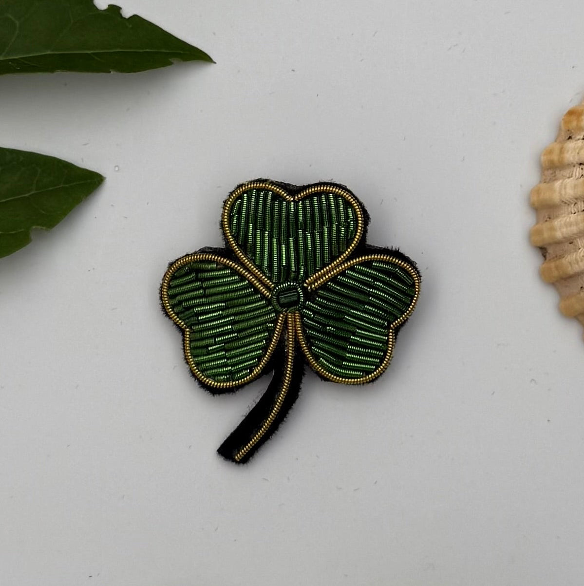 Broche trèfle brodée main – bijou artisanal porte-bonheur trèfle quatre feuilles perles et fils verts – Tawus