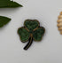 Broche trèfle brodée main – bijou artisanal porte-bonheur trèfle quatre feuilles perles et fils verts – Tawus